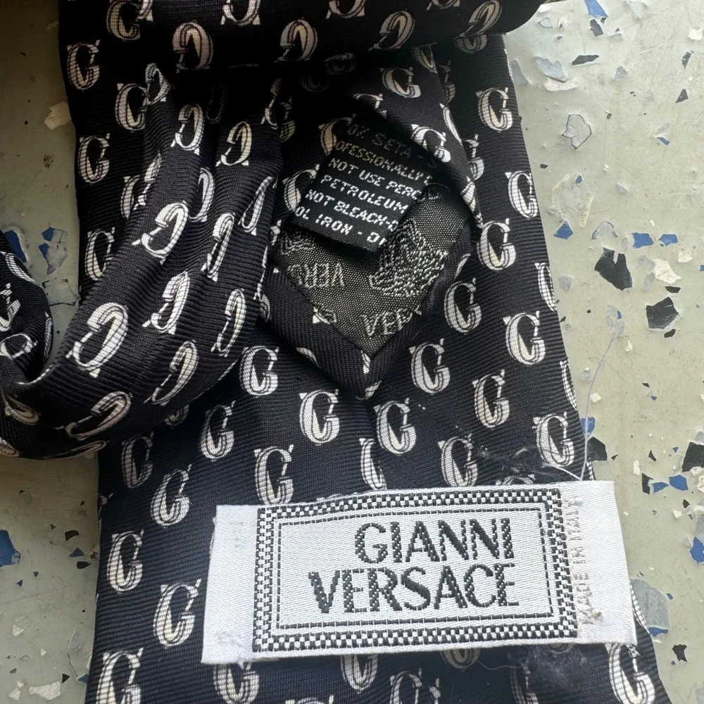 Gianni Versace Mens Silk Necktie Black Silver Monogram G Logo Made in Italy Tie
